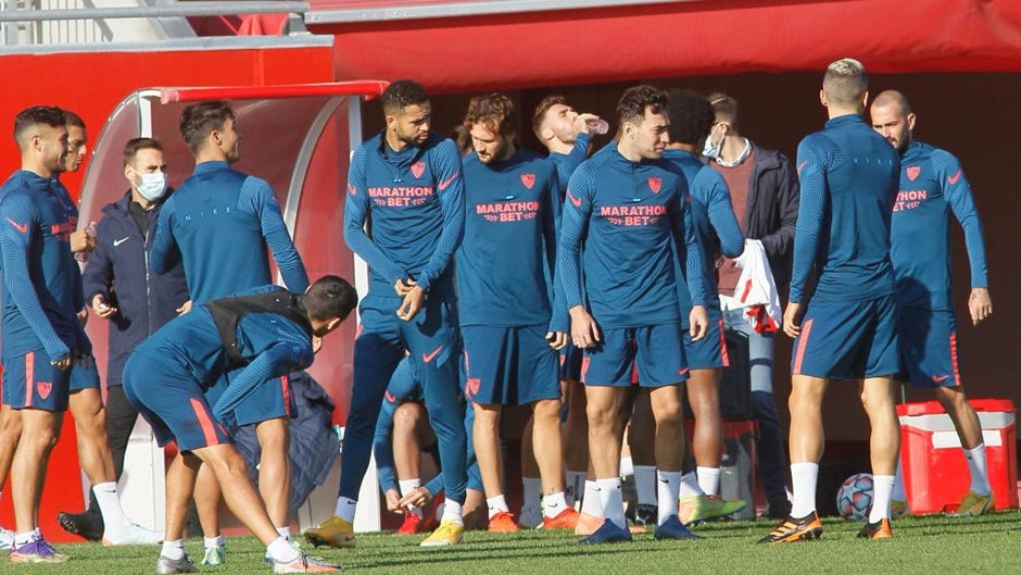 Última sesión antes del Chelsea con las ausencias de Ocampos y De Jong