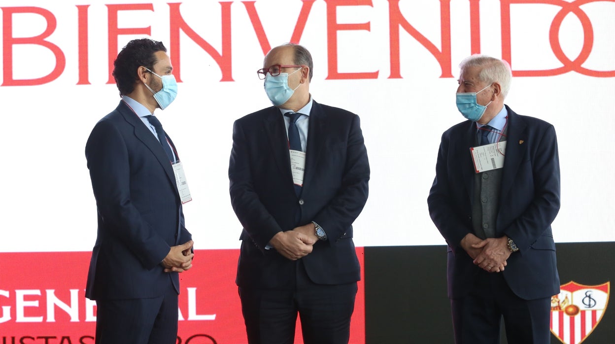 El presidente del Sevilla, José Castro, flanqueado por sus vicepresidentes José María del Nido Carrasco y Gabriel Ramos