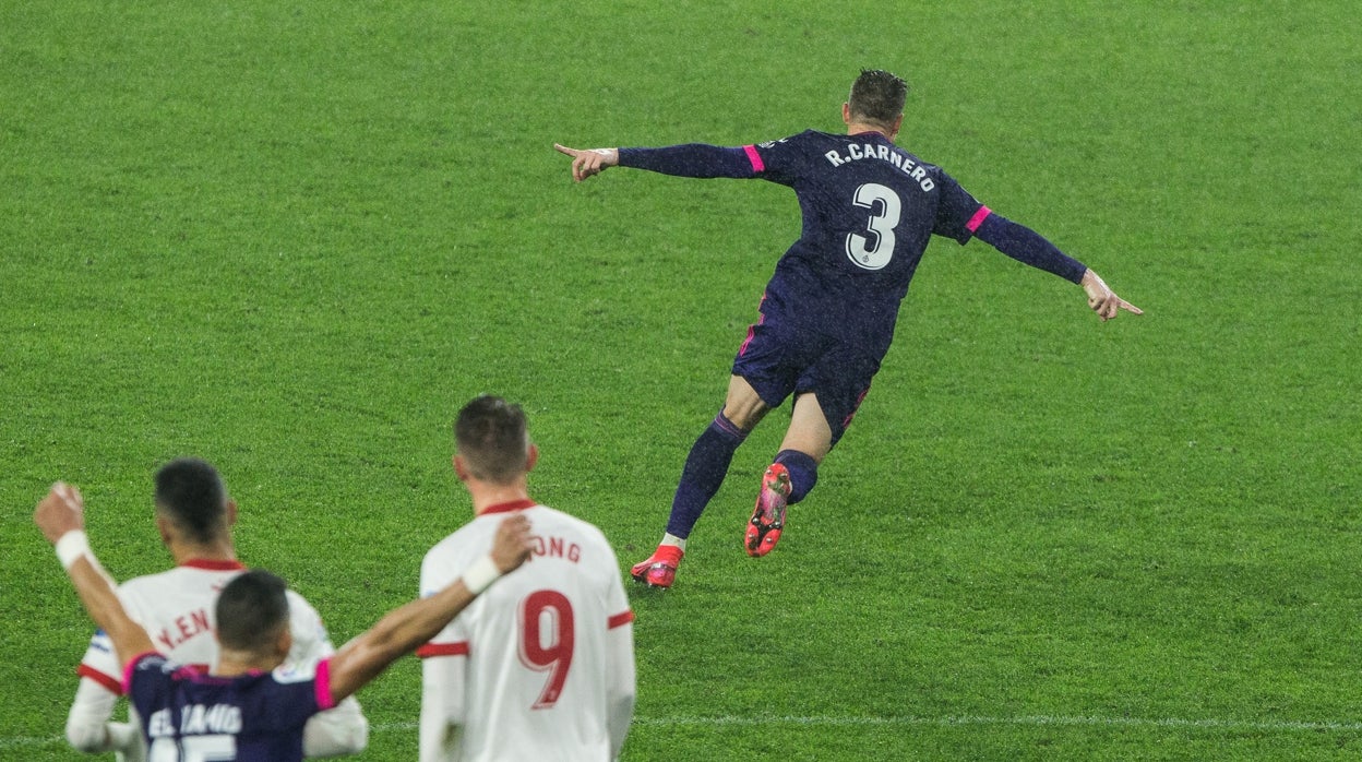 Carnero celebra el gol del empate del Valladolid ante el Sevilla
