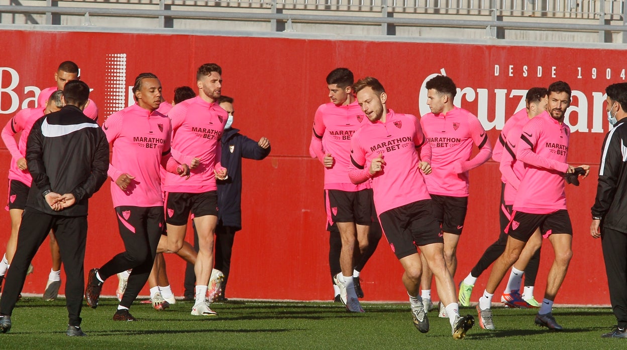 Los jugadores del Sevilla, antes de viajar a Valencia