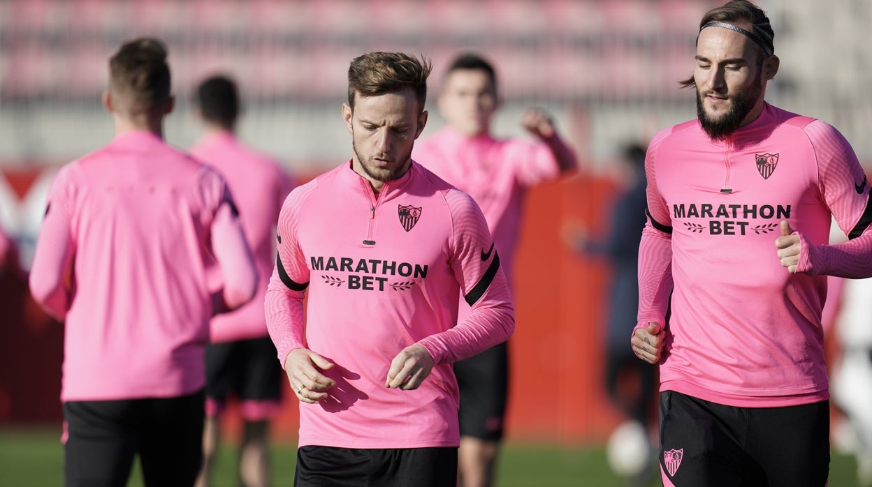 Rakitic y Gudelj conversan mientras calientan esta mañana