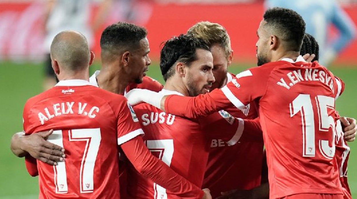 Los jugadores del Sevilla FC celebran el tanto de Suso, que propició la victoria ante el Valencia en Mestalla (0-1)