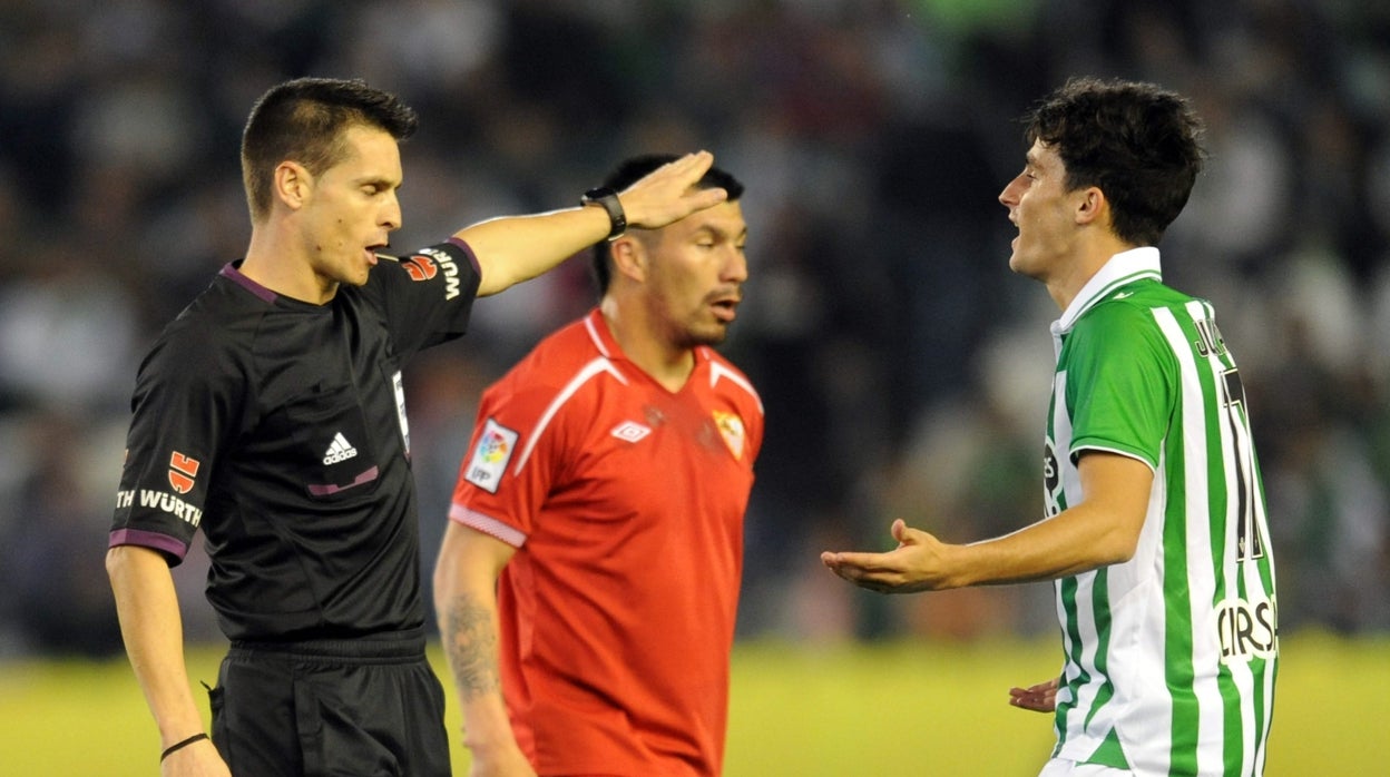 Del Cerro Grande hace una indicación en el Betis - Sevilla de abril de 2013