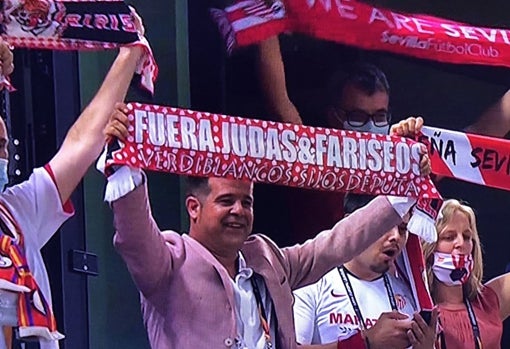 Carlos Jiménez, presidente de la federación de peñas sevillistas, con la bufanda de la polémica alusiva a los aficionados béticos