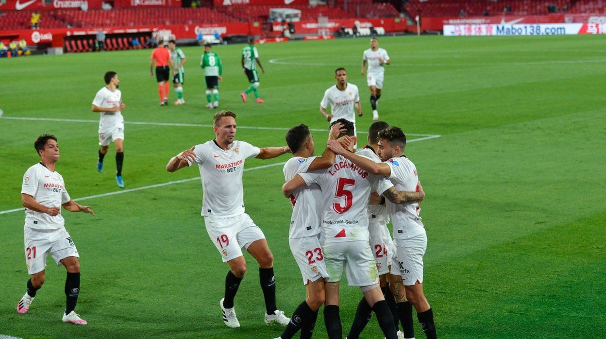 Fekir y Koundé pugnan por el balón en el Betis - Sevilla de la pasada temporada