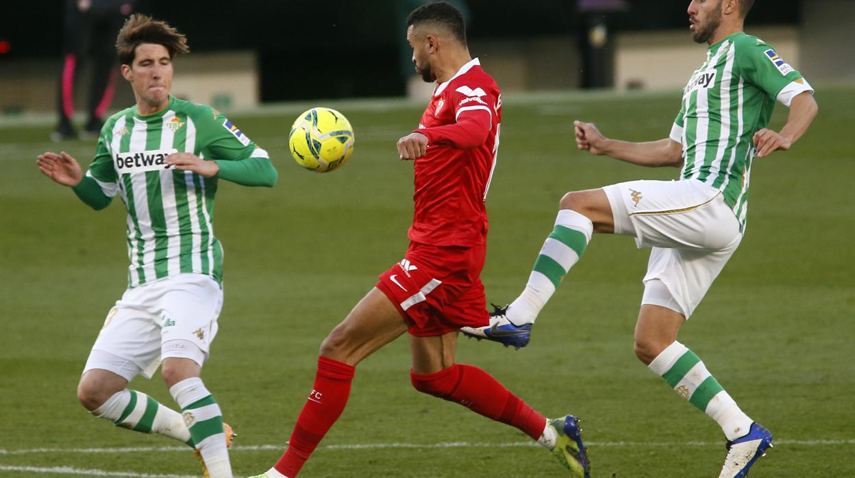 Lance de El Gran Derbi entre el Betis y el Sevilla FC