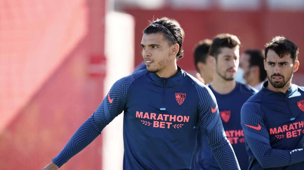 Rekik, en un entrenamiento con el Sevilla