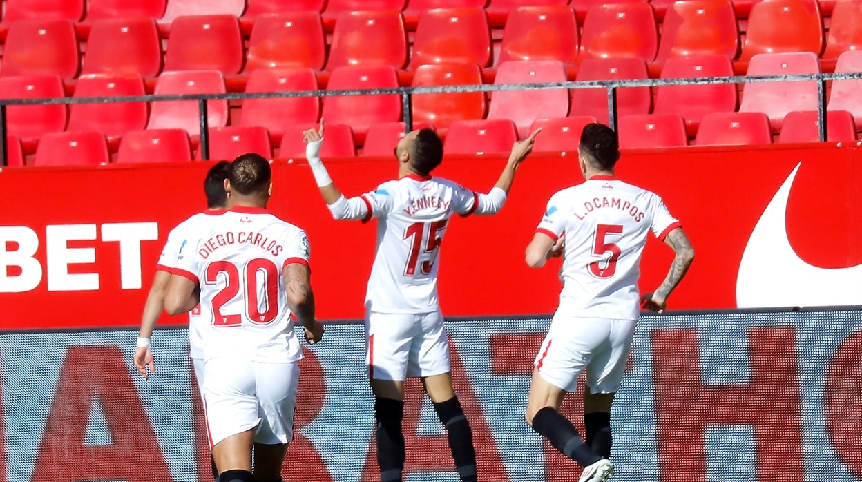 En-Nesyri celebra uno de sus goles en el Sevilla - Real Sociedad