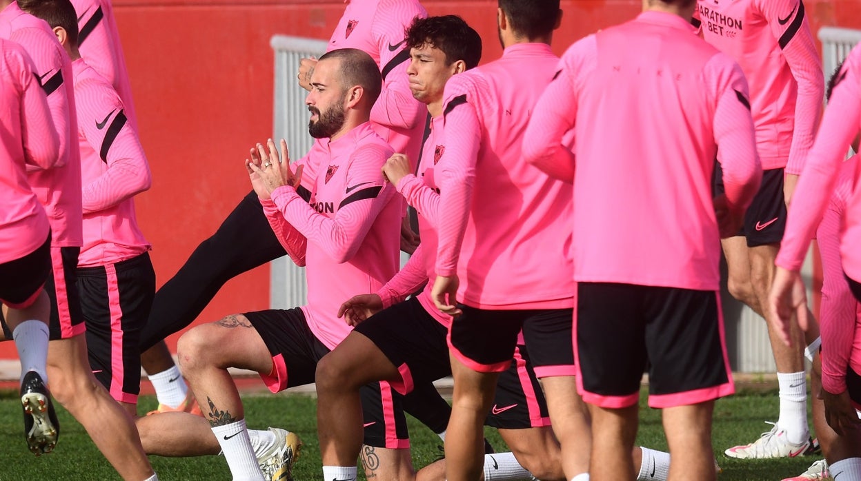 Alexi Vidal, durante un entrenamiento del Sevilla FC