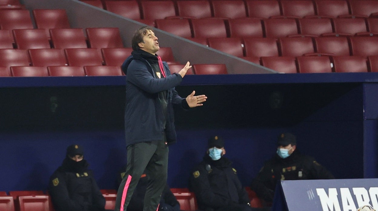 Julen Lopetegui da instrucciones en la banda del Metropolitano durante el Atlético de Madrid-Sevilla