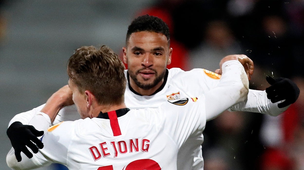 De Jong y En-Nesyri se abrazan en un duelo de la pasada temporada en la Europa League