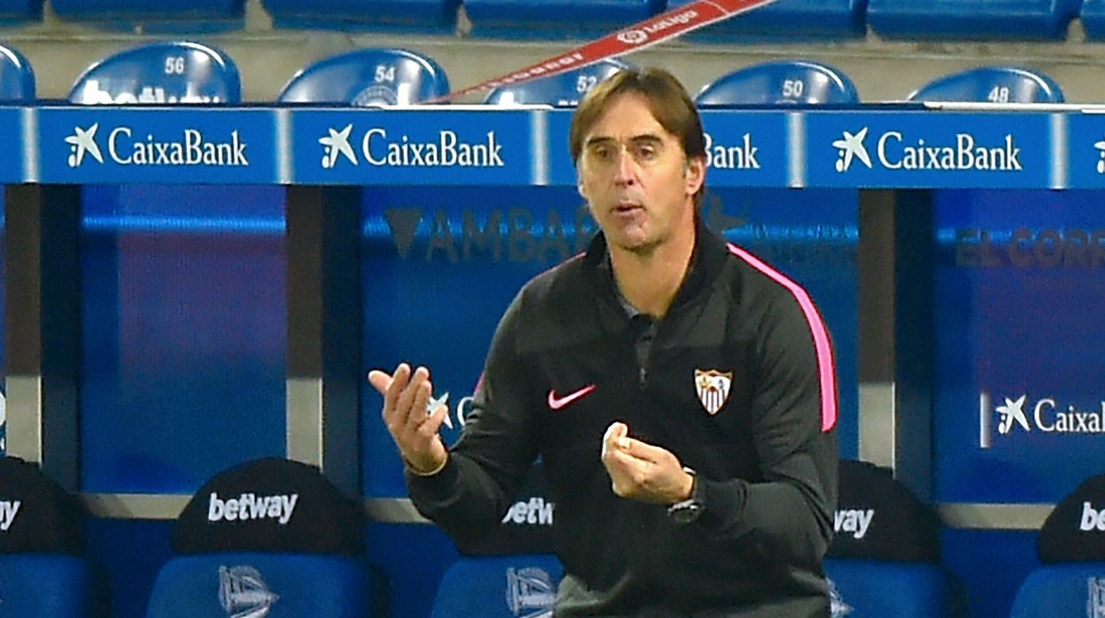 El entrenador del Sevilla, Lopetegui, durante el encuentro ante el Alavés