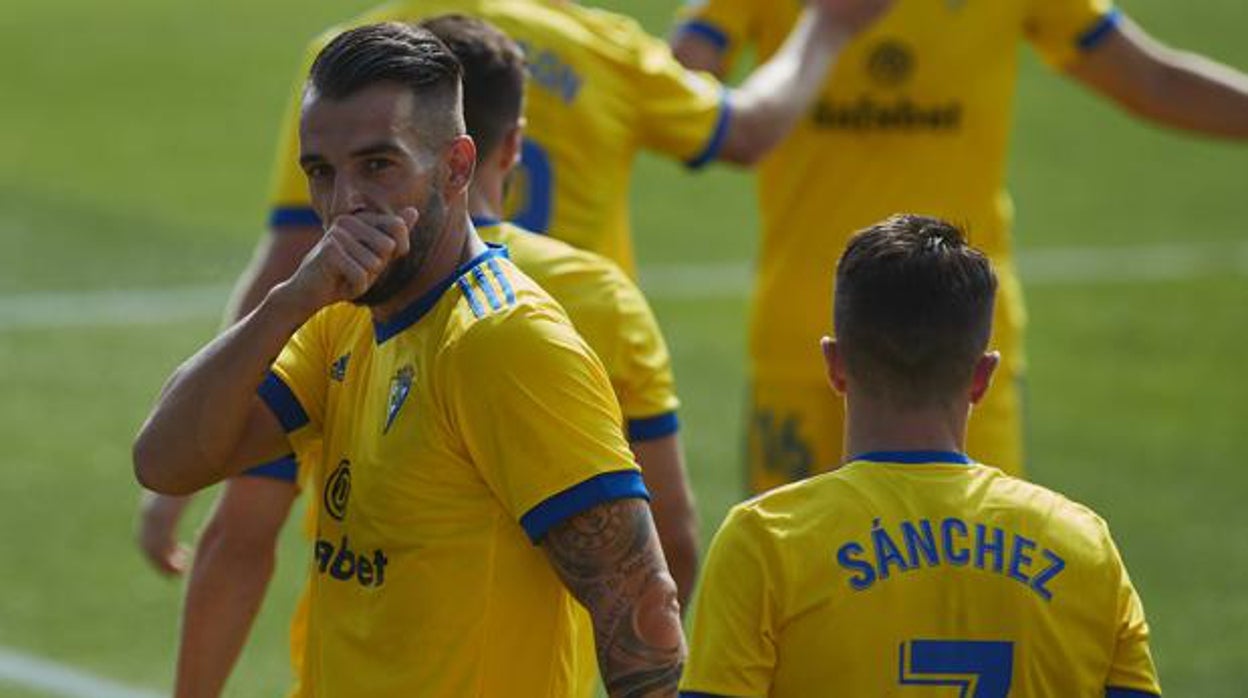 Álvaro Negredo celebra un gol con el Cádiz