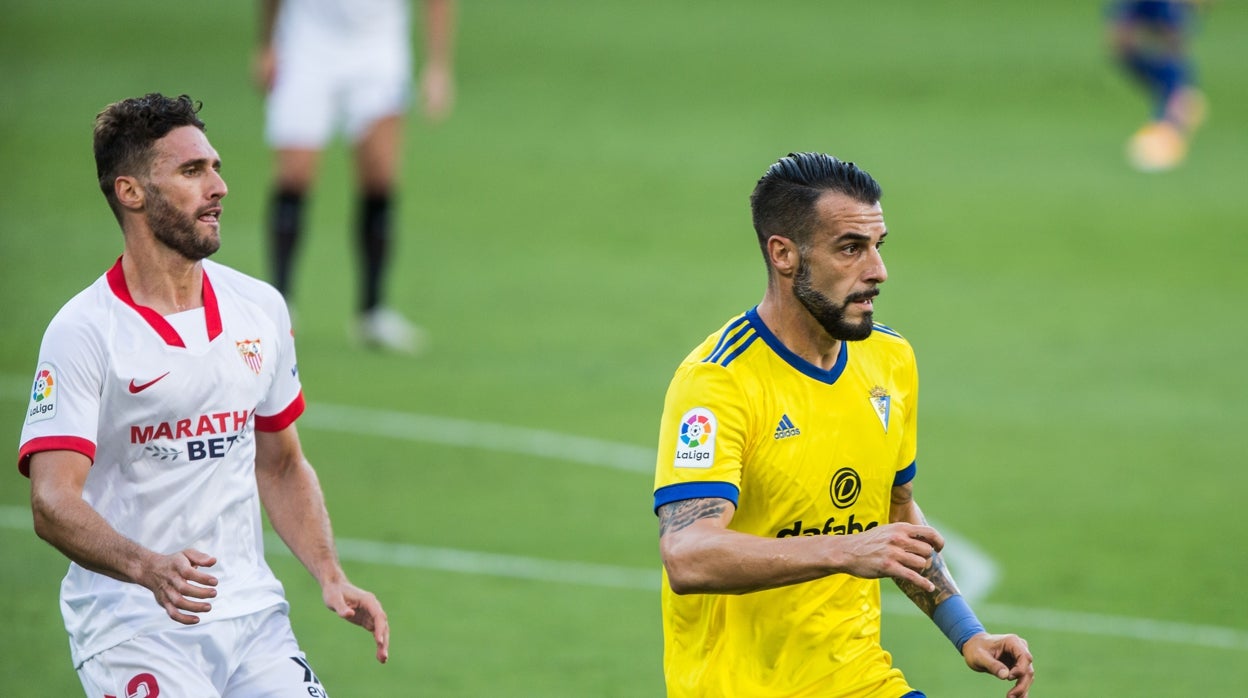 Sergi Gómez y Negredo, durante el Cádiz-Sevilla de la primera vuelta