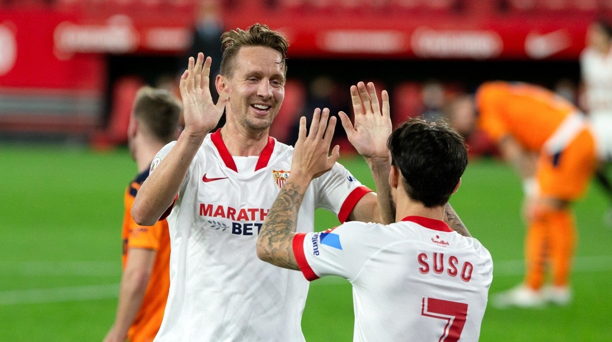 De Jong celebra uno de sus goles con Suso