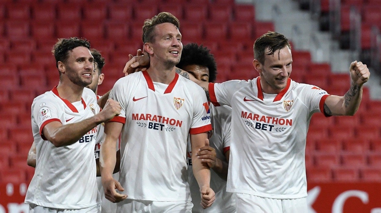 Los jugadores del Sevilla FC felicitan a De Jong tras su primer gol ante el Valencia