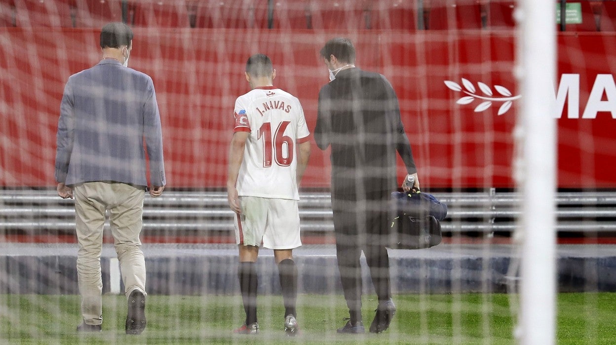Jesús Navas se marcha del campo tras su lesión en el Sevilla - Valencia de la Copa del Rey
