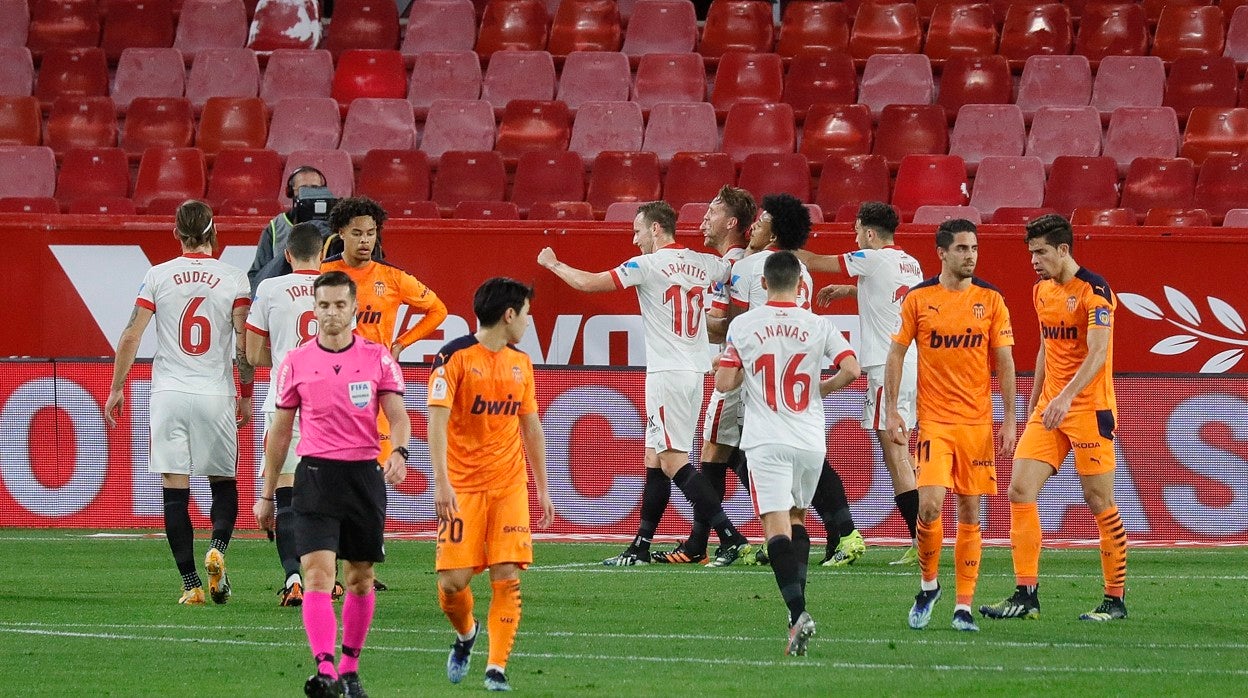 Rakitic celebra su gol con sus compañeros