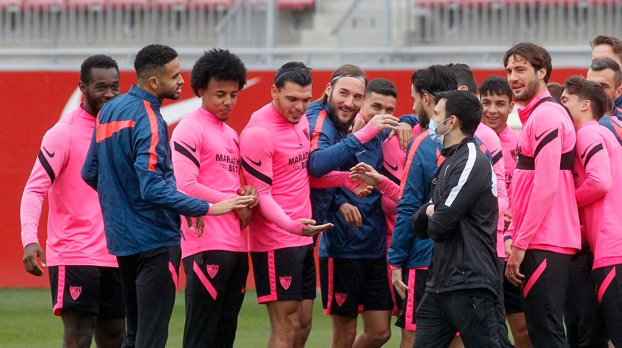 Varios jugadores del Sevilla, durante el entrenamiento