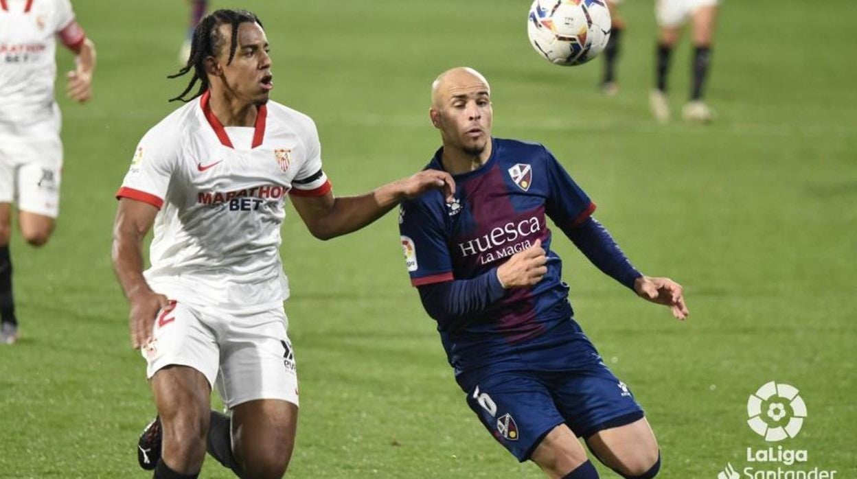 Koundé y Mikel Rico pugnan por un balón en el Huesca - Sevilla de la primera vuelta