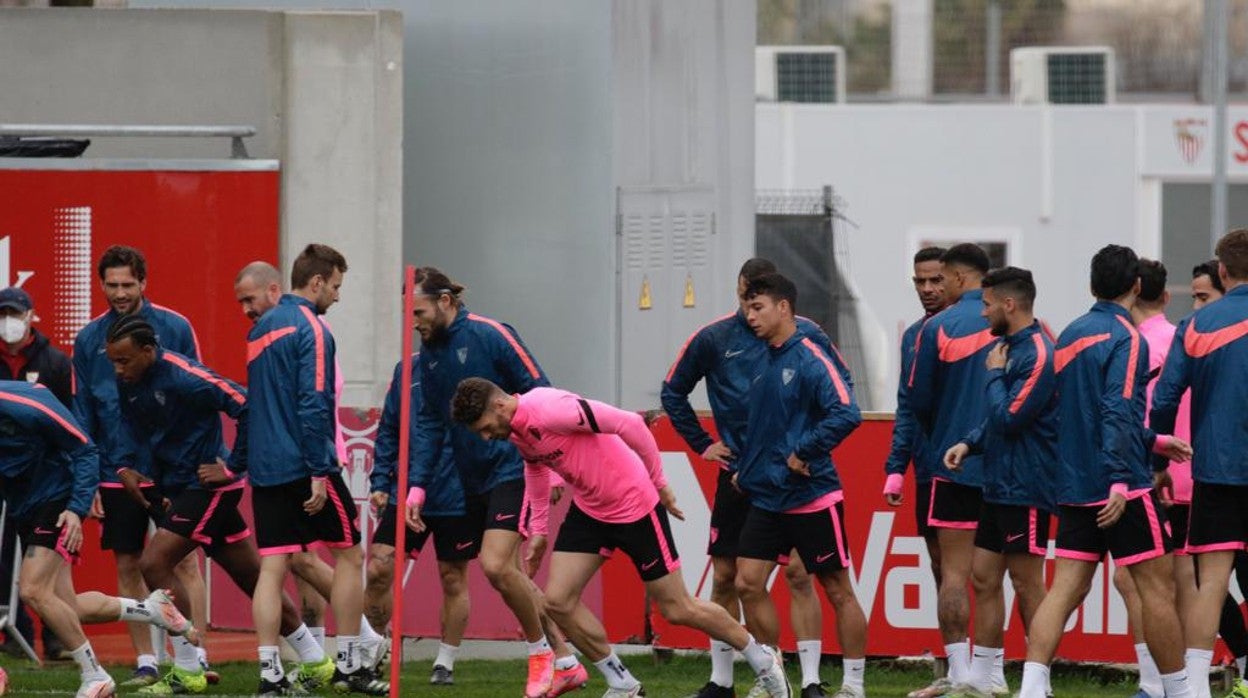 Los jugadores del Sevilla, ayer, en la ciudad deportiva