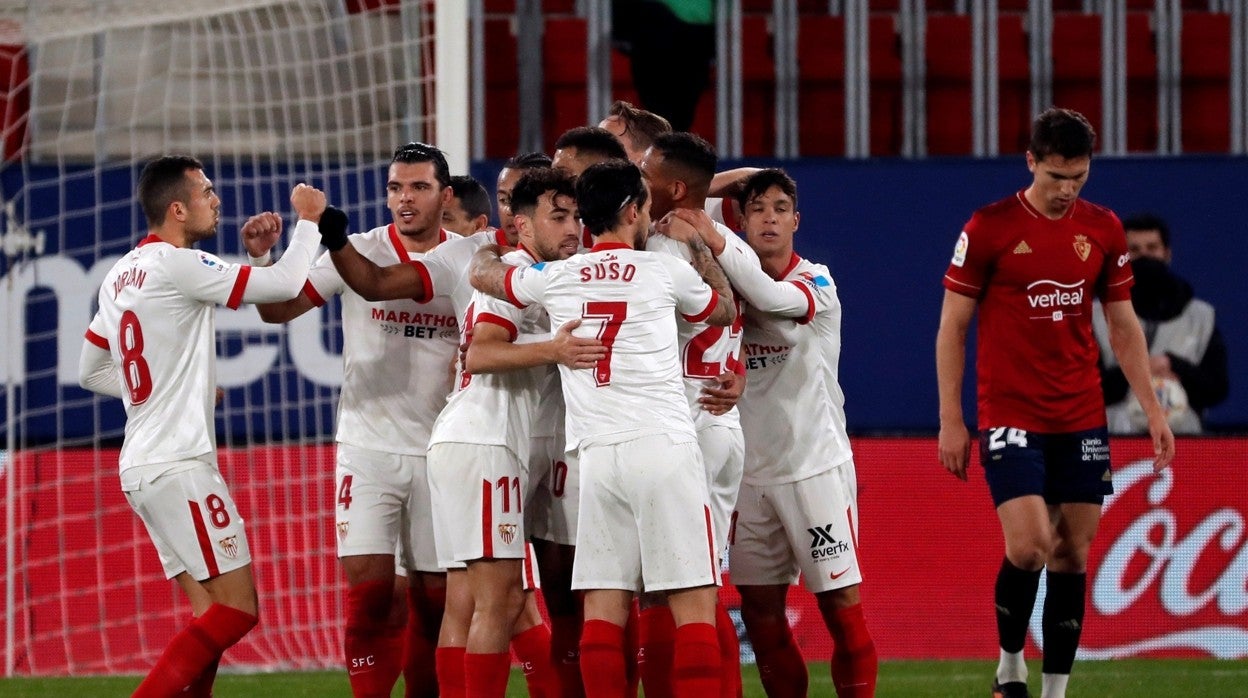 Los jugadores del Sevilla celebran uno de los dos goles al Osasuna