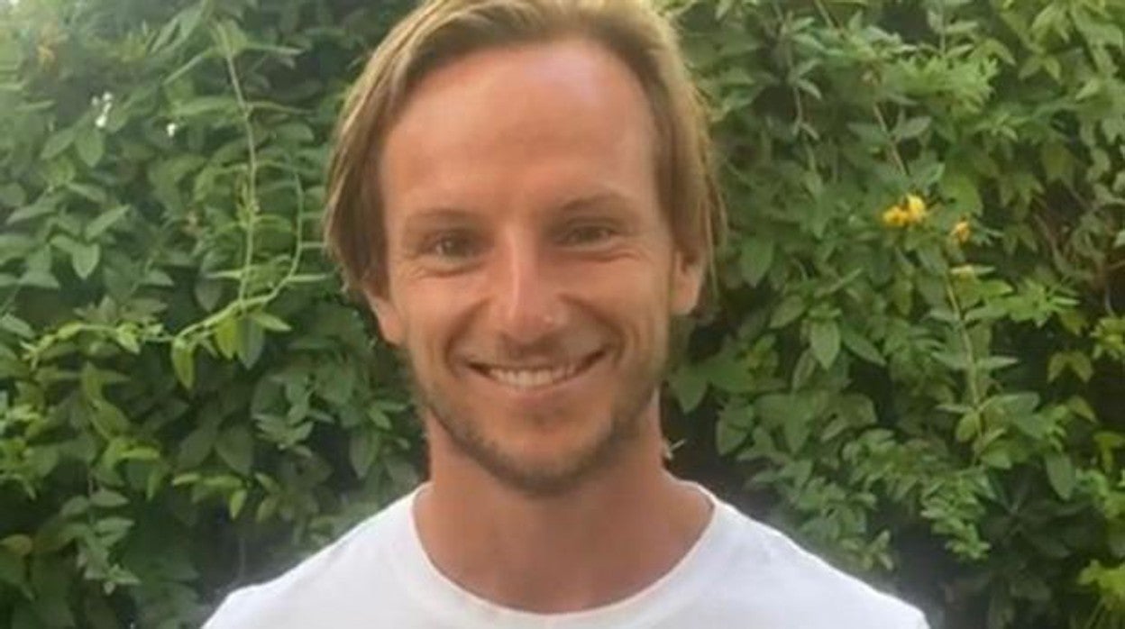 Rakitic motiva al sevillismo antes de recibir al Barça con el Himno del Centenario