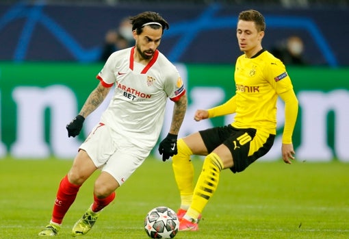 Suso controla ante Reus durante el Borussia Dortmund - Sevilla FC