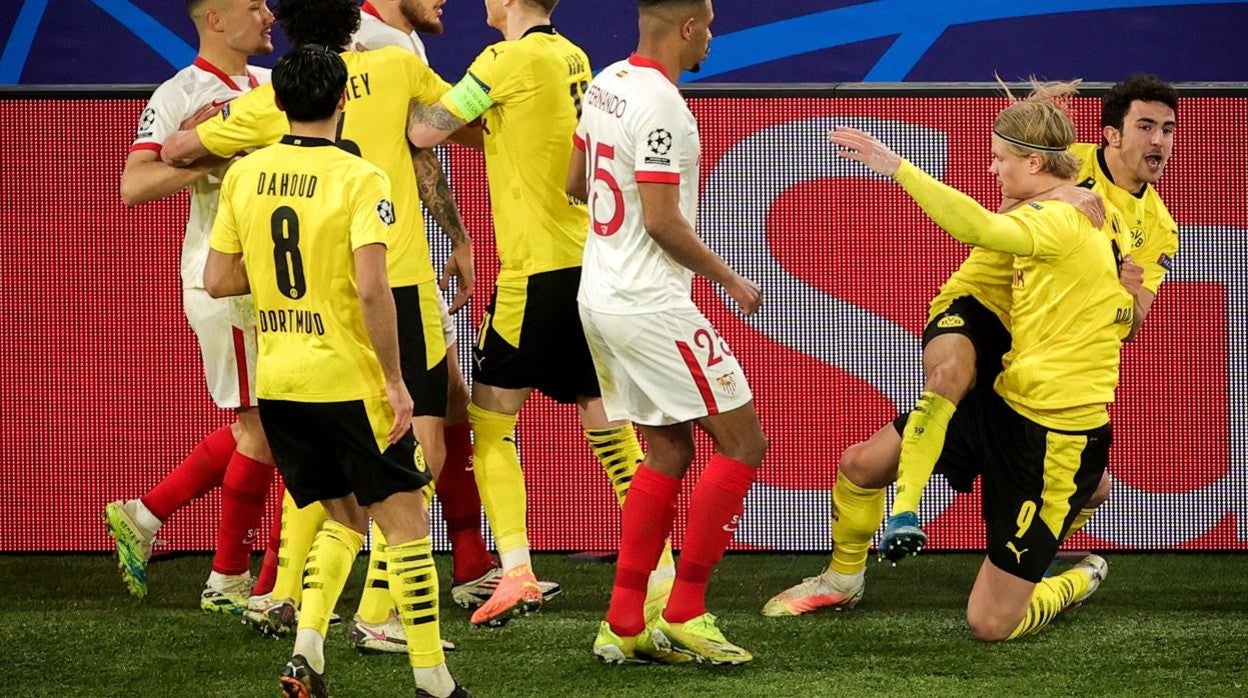 Los jugadores del Sevilla y del Borussia Dortmund discuten mientras Haaland celebra su segundo gol