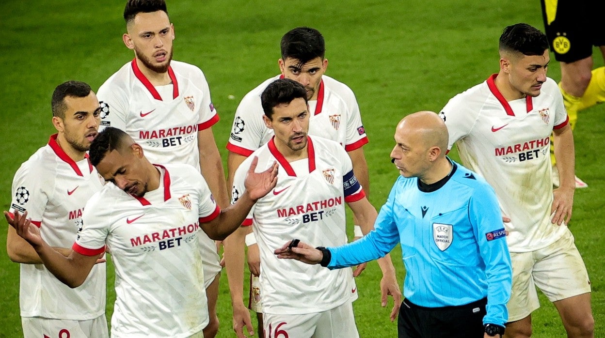 Los jugadores del Sevilla se quejan a Cuneyt Çakır