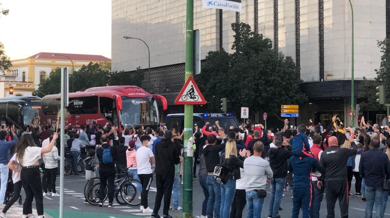Salida del Sevilla hacia el Sánchez-Pizjuán en el derbi