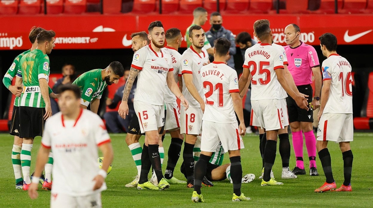Los jugadores del Sevilla hablan con Mateu Lahoz