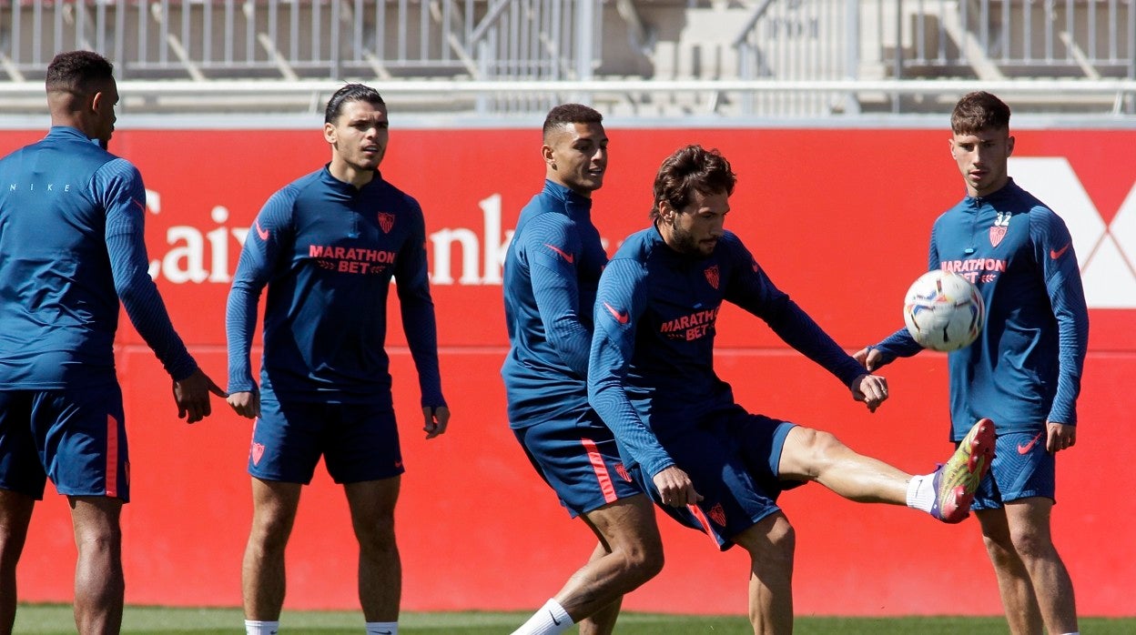 Algunos jugadores del Sevilla en un entrenamiento reciente
