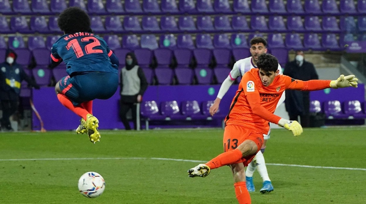 Bono, en el instante de disparar a gol para empatar el partido en Valladolid