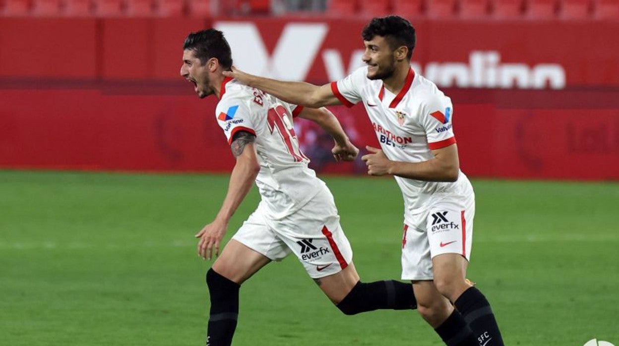 Óscar felicita a Escudero tras su gol al Celta