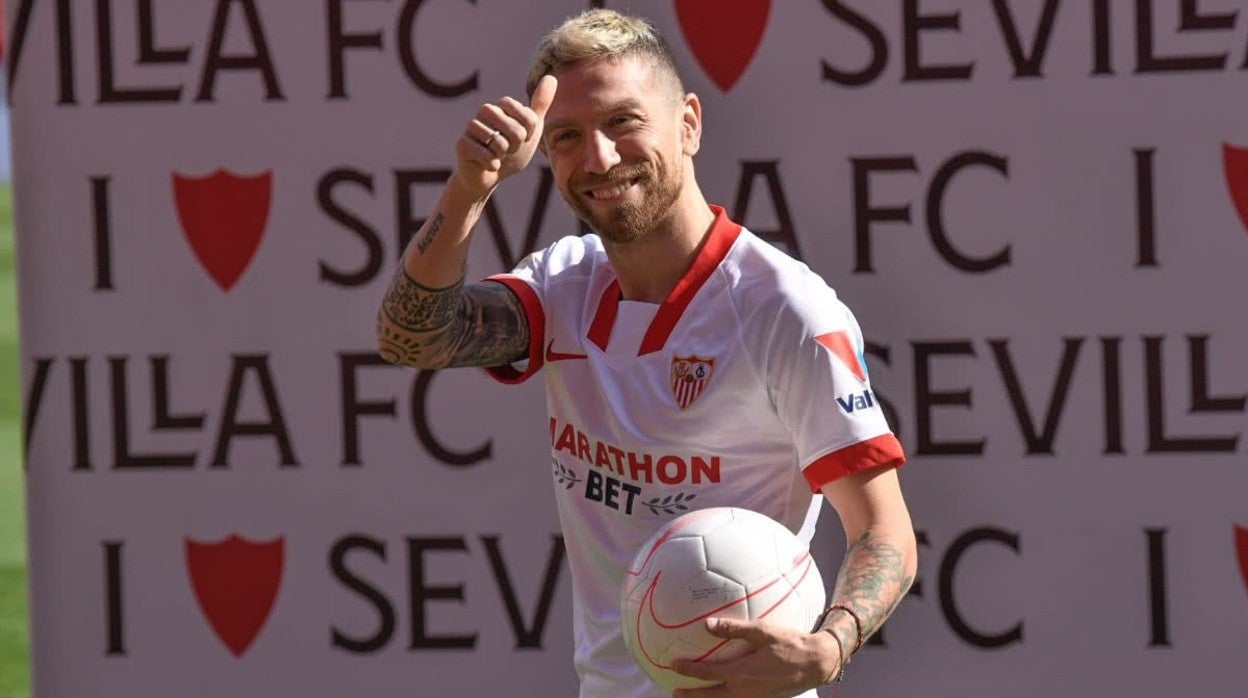 Papu Gómez saluda a los medios en el acto de su presentación