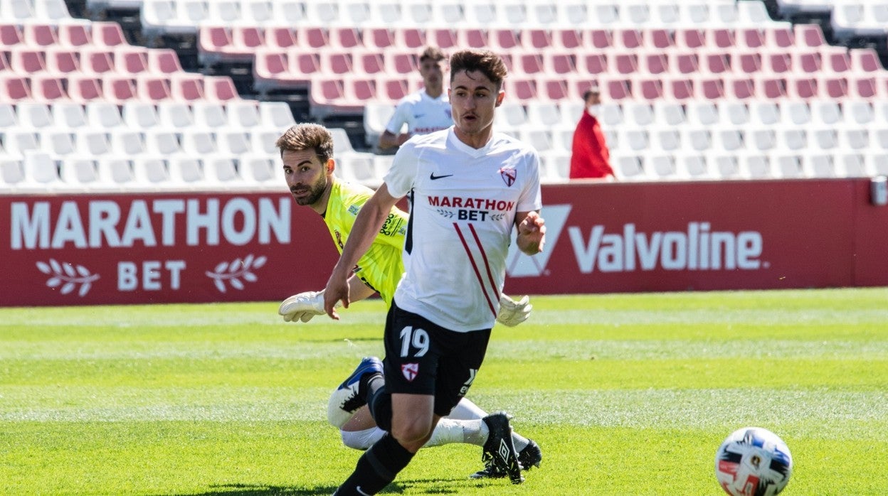 Iván Romero se va del portero del Lorca en un partido reciente con el filial