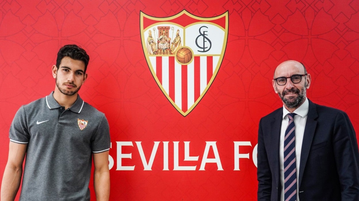 Adrián González posa con Monchi