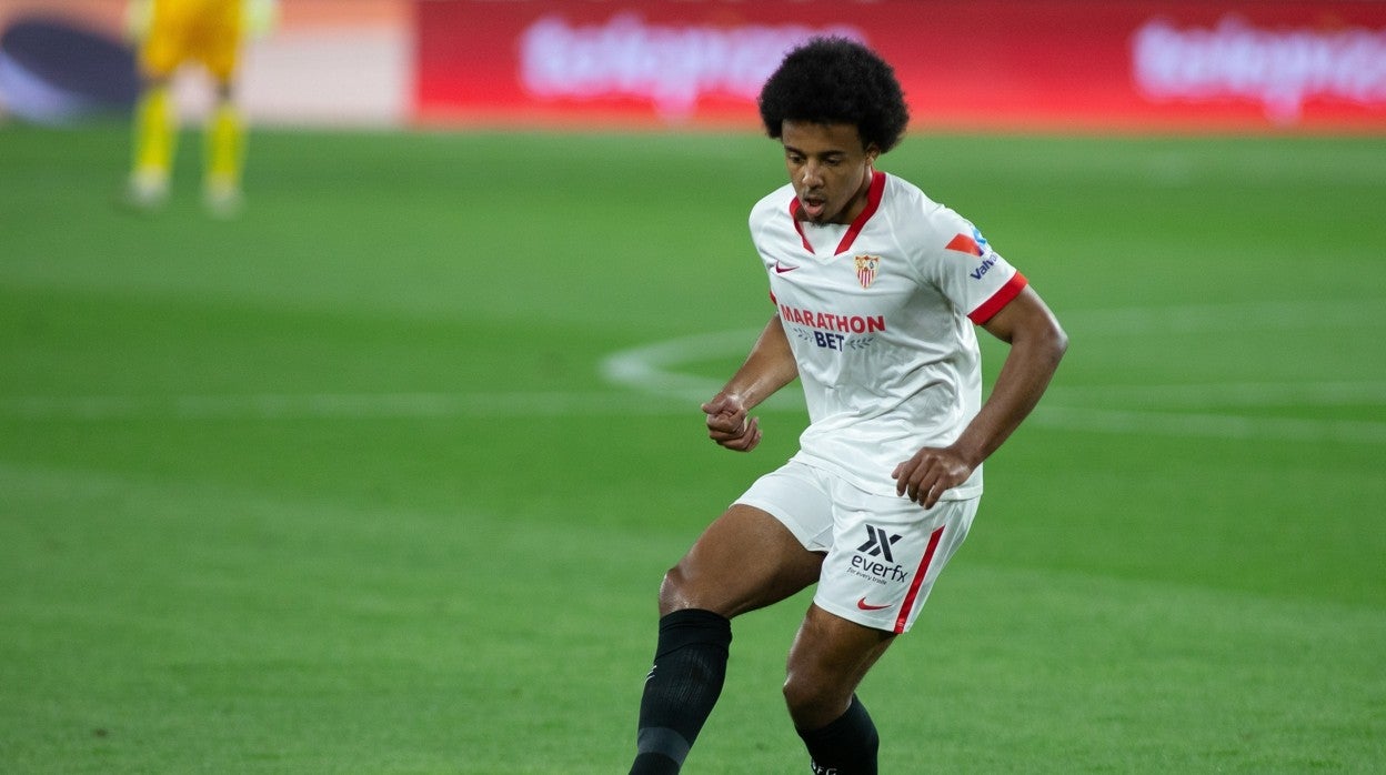 Koundé conduce el balón en un partido