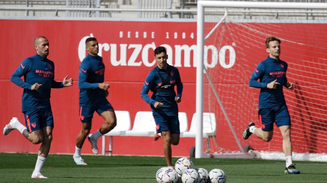 Navas, en el centro de la imagen, en un entrenamiento