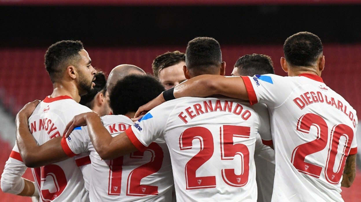 Los jugadores del Sevilla FC celebran un gol