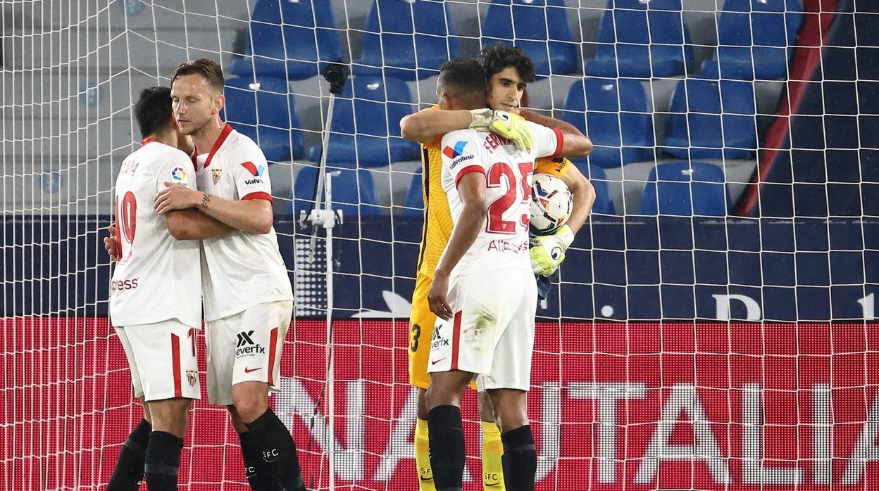Los jugadores celebran la victoria ante el Levante