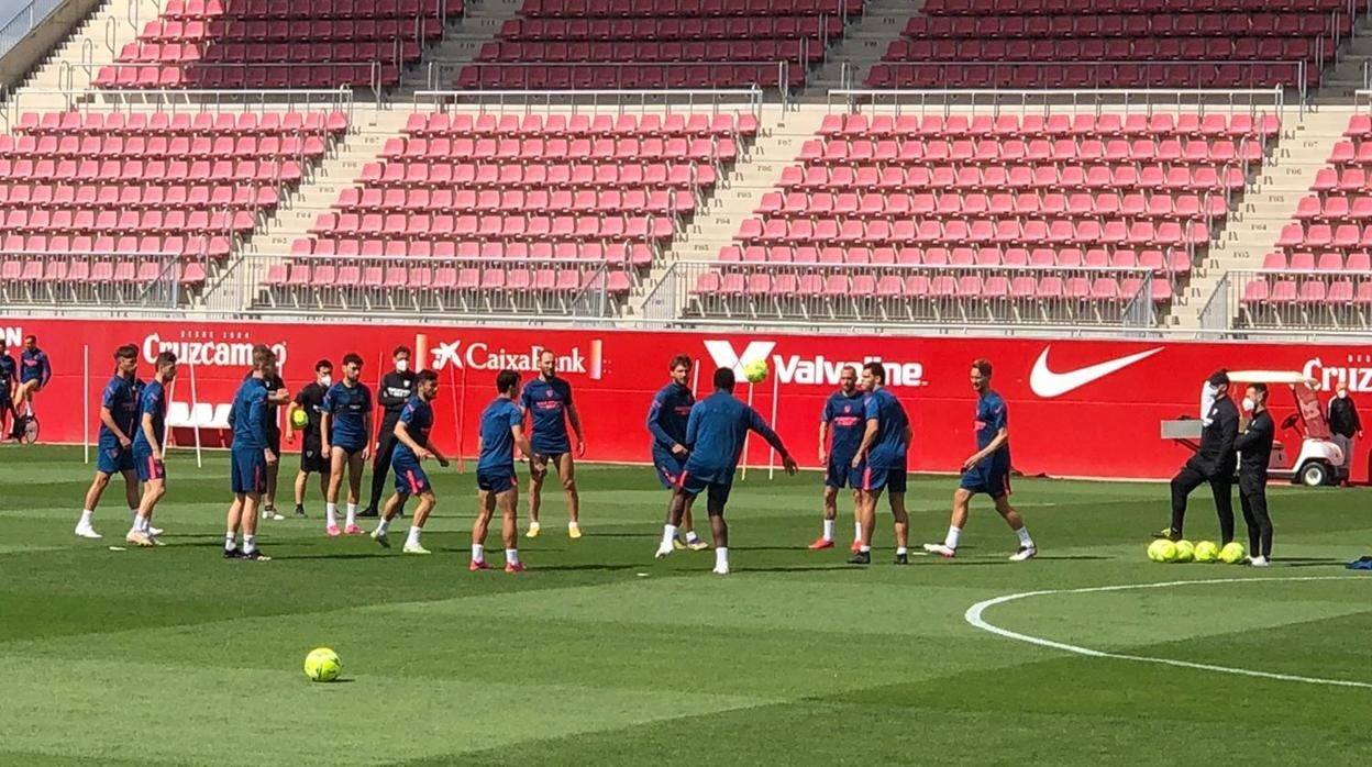 Los jugadores del Sevilla en el entrenamiento este jueves