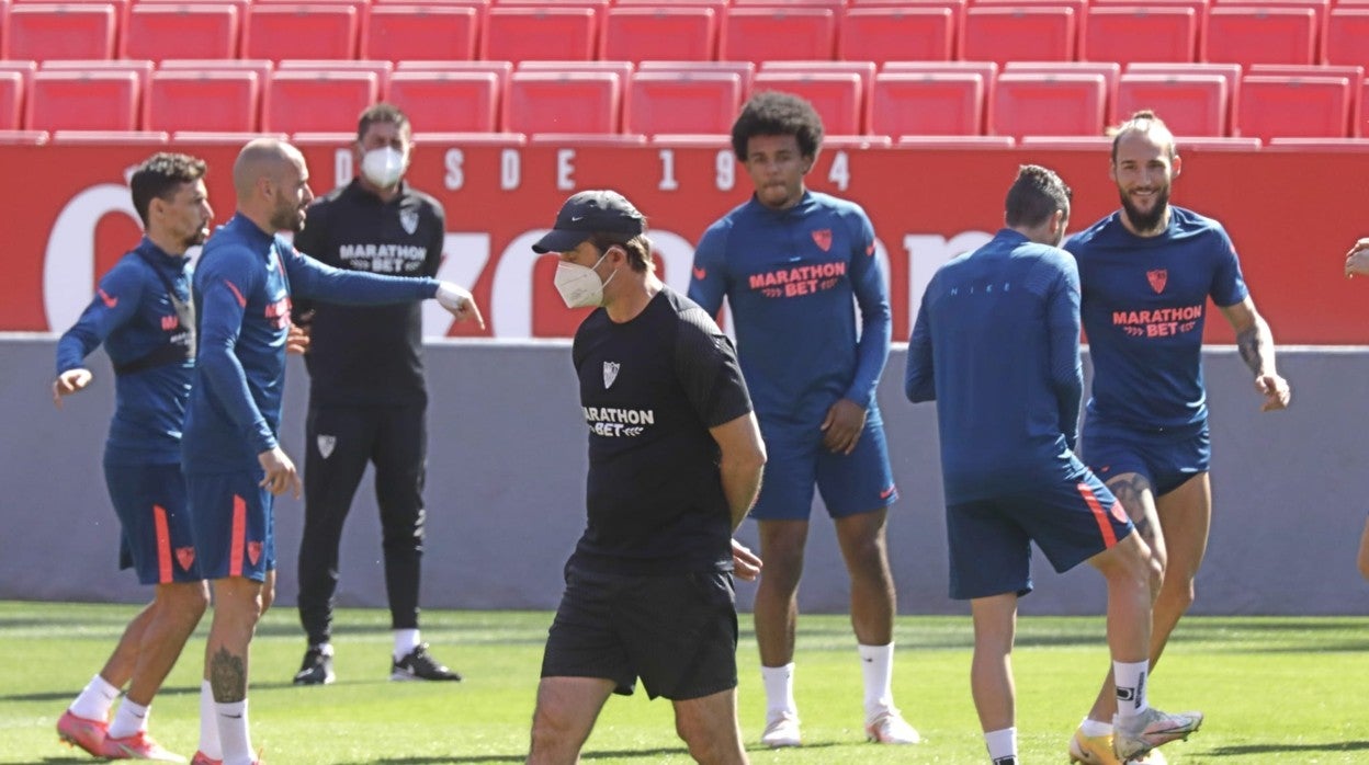 Lopetegui, pensativo, con Koundé al fondo en el entrenamiento de ayer