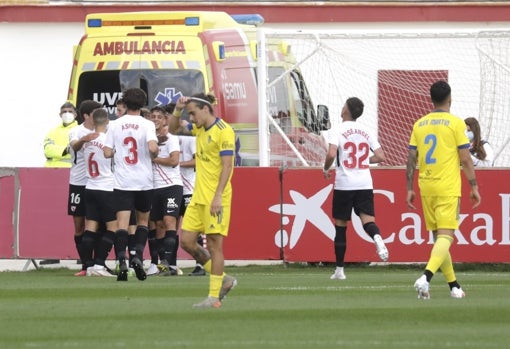 El filial sevillista celebra el 1-0 de Luismi