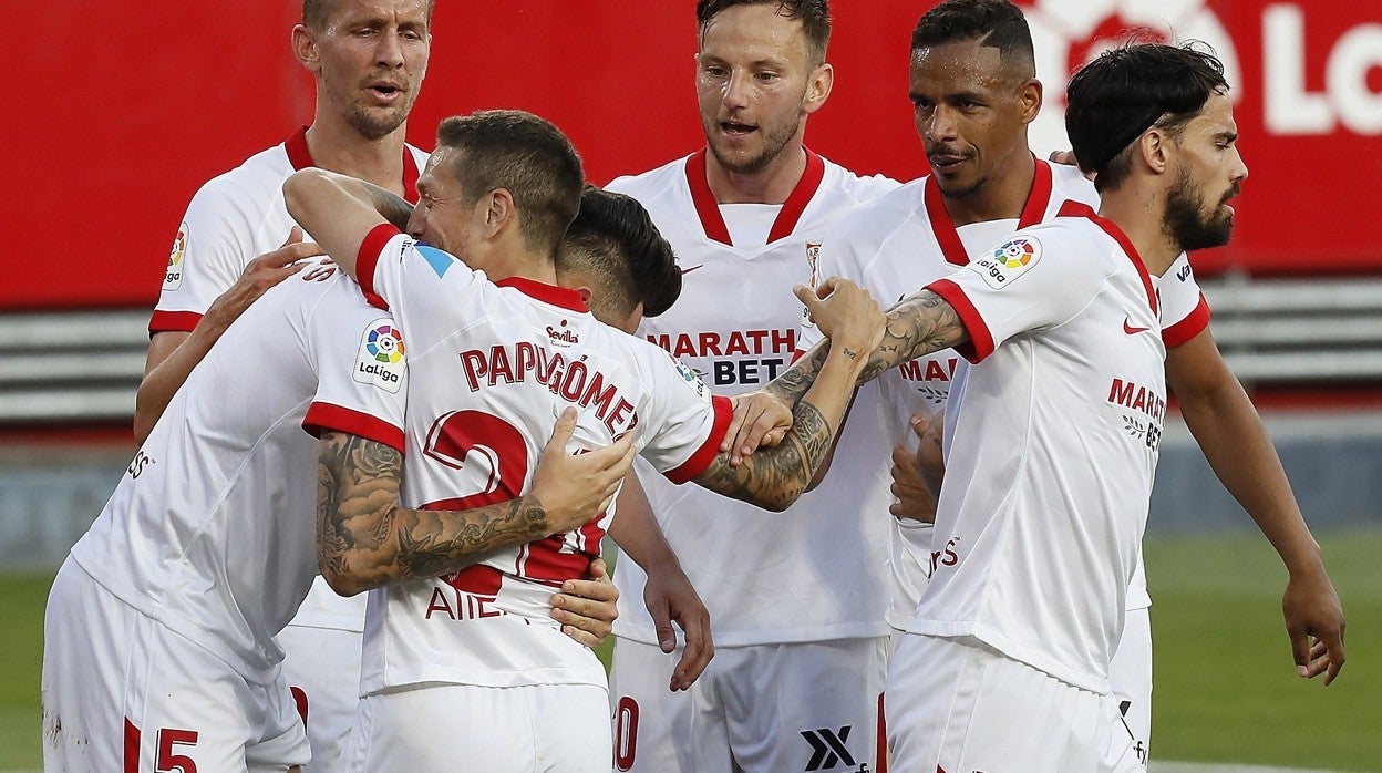 Los jugadores del Sevilla celebran el gol de Ocampos ante el Granada
