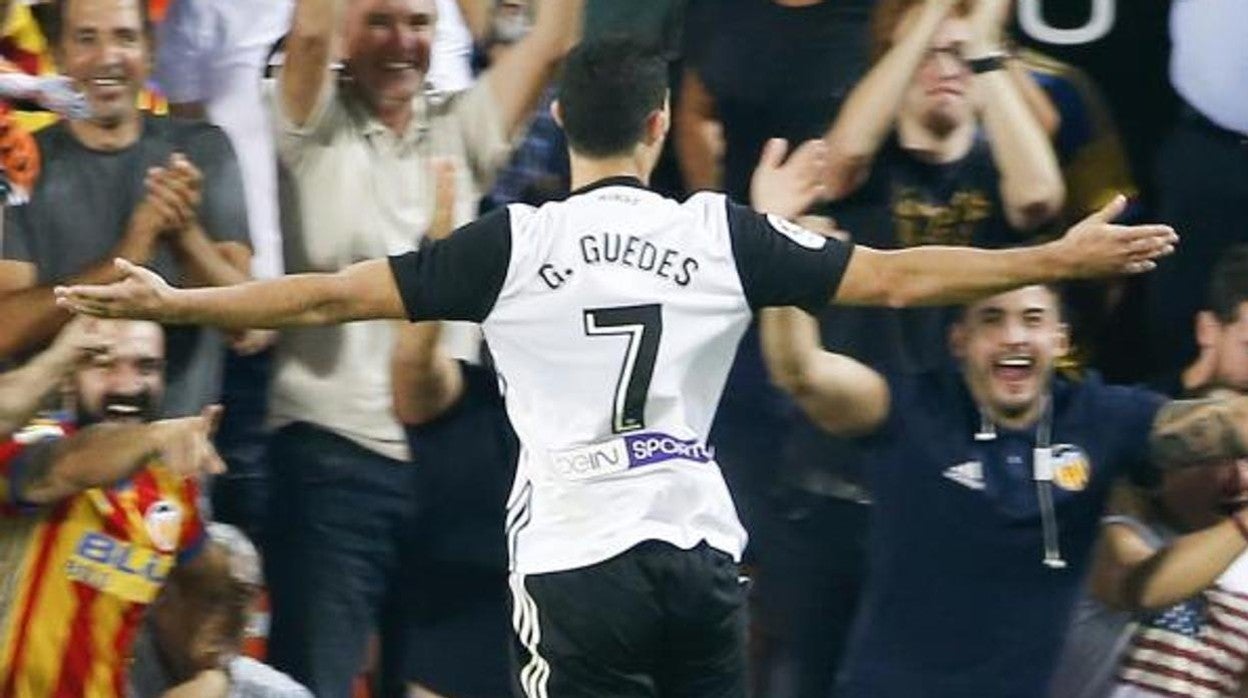 Guedes celebra un gol con el Valencia CF
