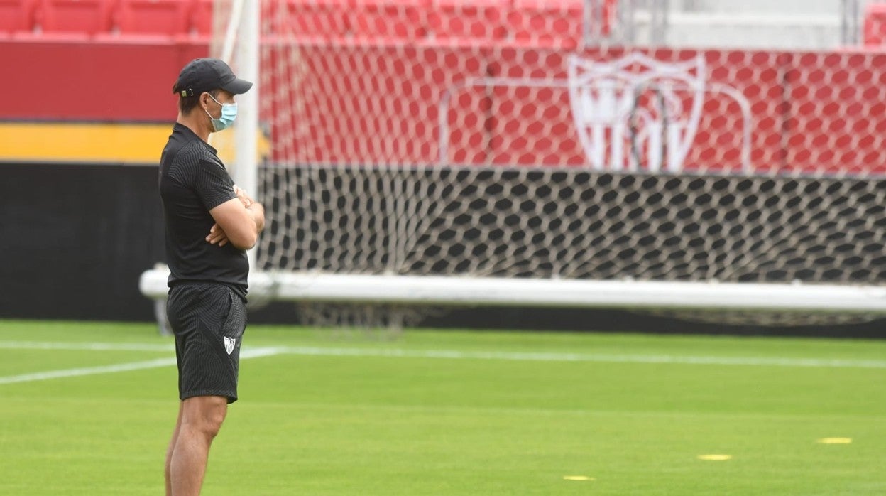 Julen Lopetegui durante un entrenamiento del Sevilla FC en el Sánchez-Pizjuán