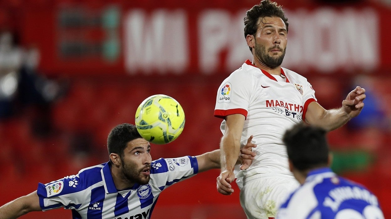 Franco Vázquez cabecea un balón durante el partido ante el Alavés
