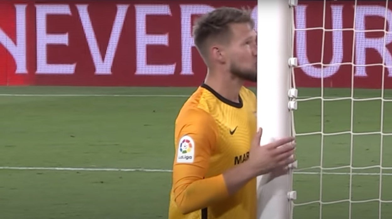 Vaclik besa el poste de su portería tras el duelo ante el Alavés